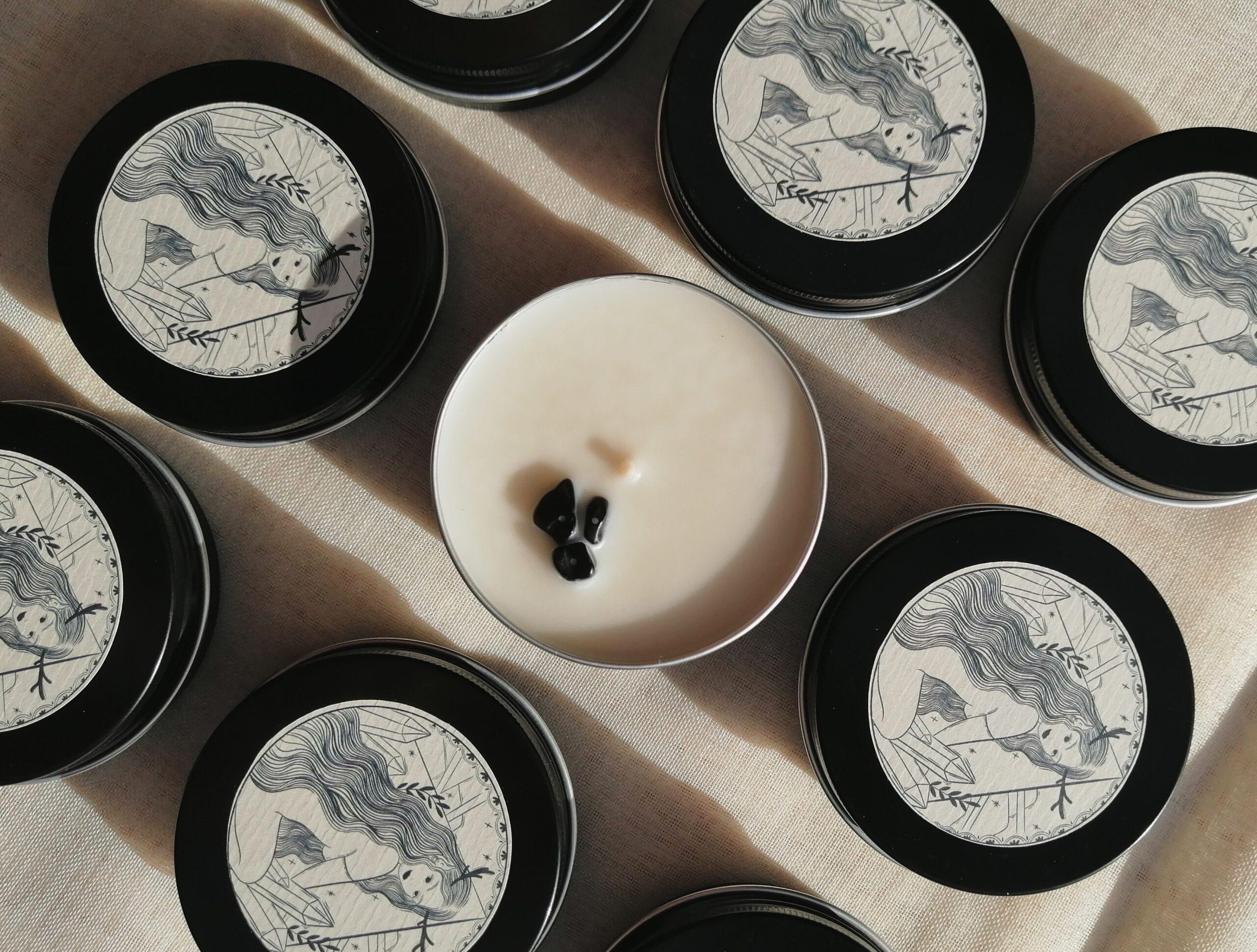 Tierra – Vela aromática para el conectar con el cuerpo, autocuidado y abundancia | Magnolias & Néctar de Durazno.
